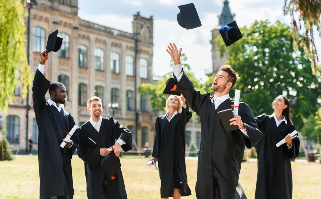 Hình ảnh một người phụ nữ đang xem cảnh quan