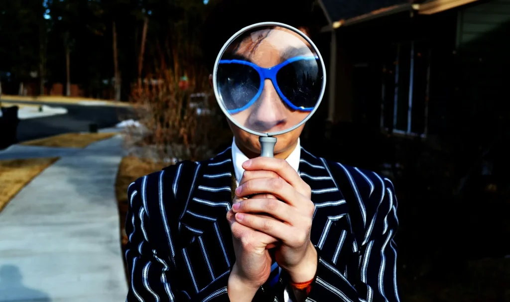 Một người đàn ông đang xem đồng hồ và suy nghĩ