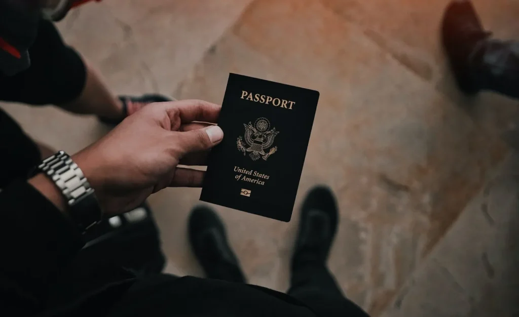 Một người đàn ông đang xem hồ sơ xin việc