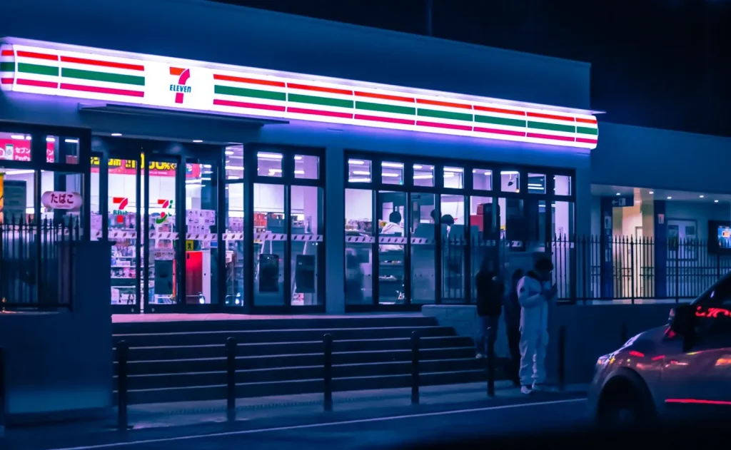 Một người đàn ông đang làm thêm tại cửa hàng tiện lợi