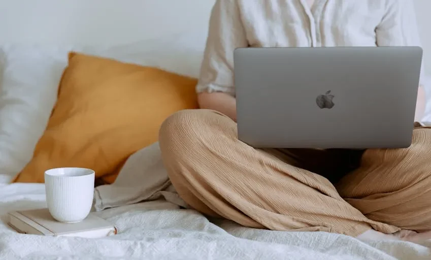 Một người đàn ông đang xem thông tin việc làm trên máy tính