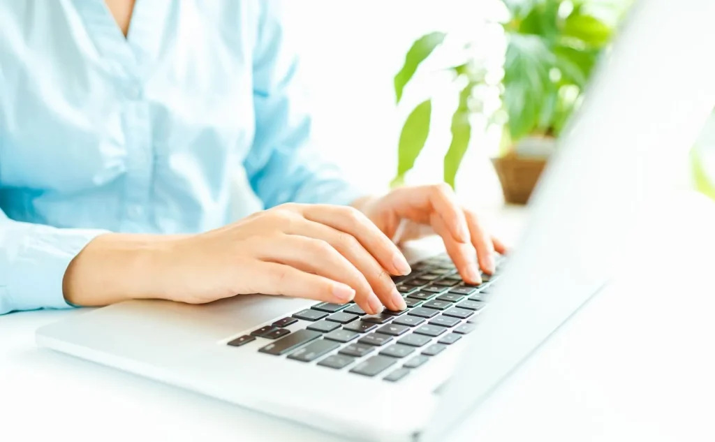 Một phụ nữ đang tìm kiếm việc làm nhà máy trên máy tính