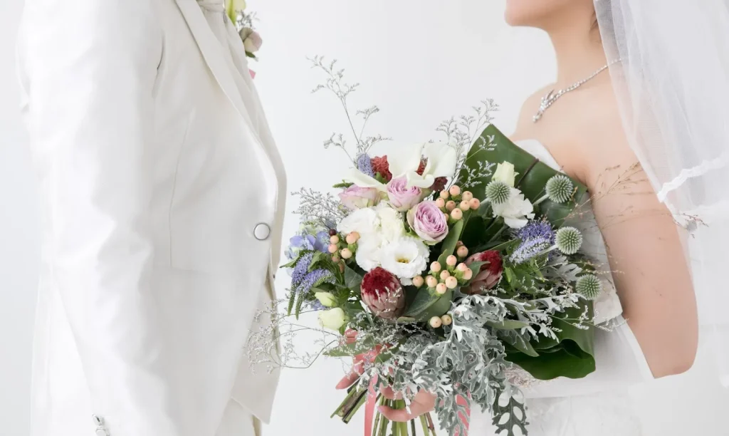 Một cặp đôi đang xem tài liệu visa