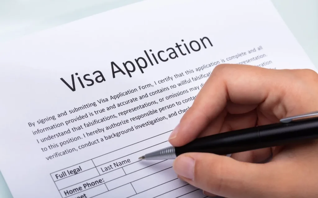 Một người đàn ông đang giữ tài liệu