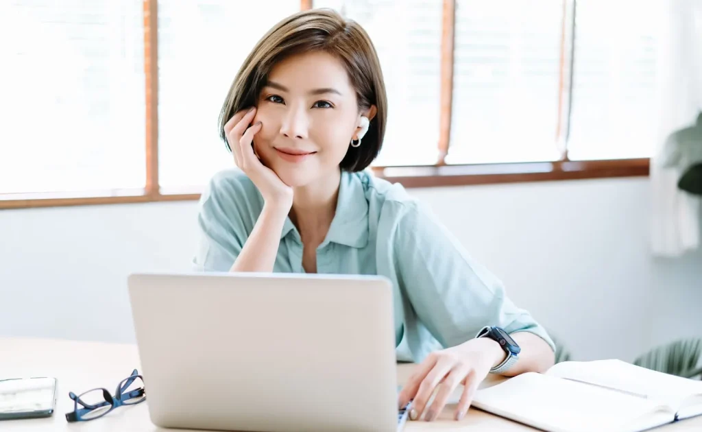 Một chuyên gia đang tư vấn visa