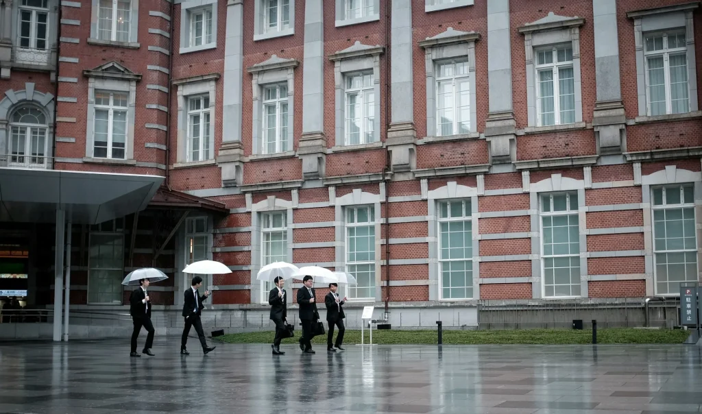 Một người đang xem thông tin việc làm trên máy tính