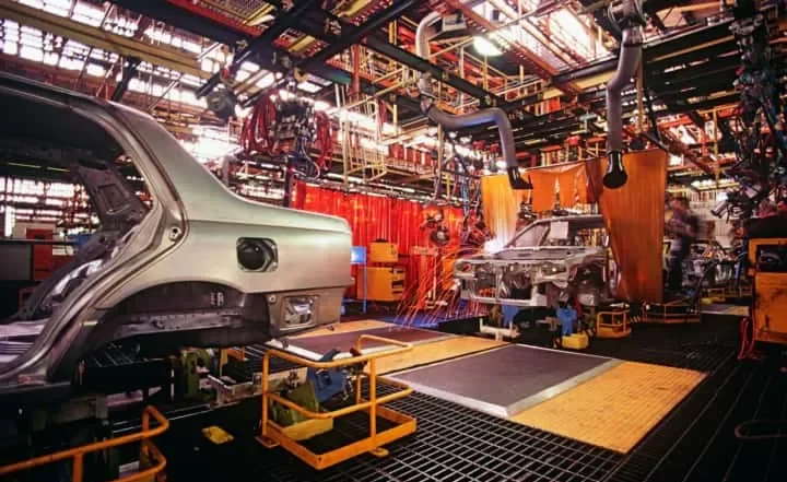 Một công nhân đang kiểm tra bảng mạch điện tử