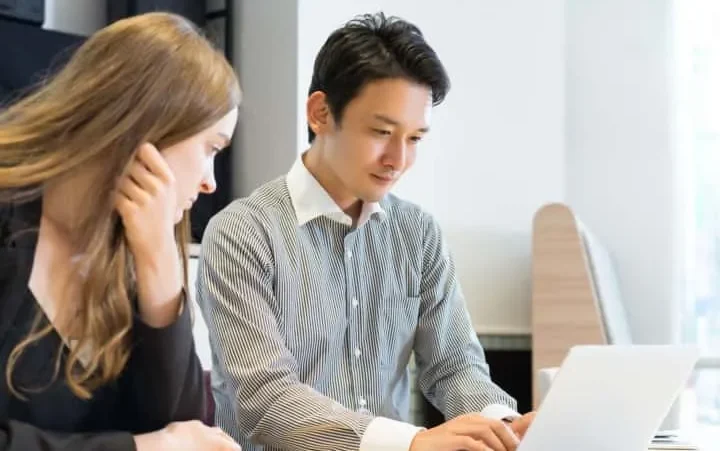 Hình ảnh một người đang tìm hiểu thông tin