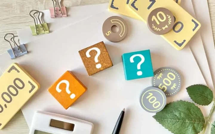 Một người phụ nữ đang suy nghĩ về việc xin trợ cấp thất nghiệp