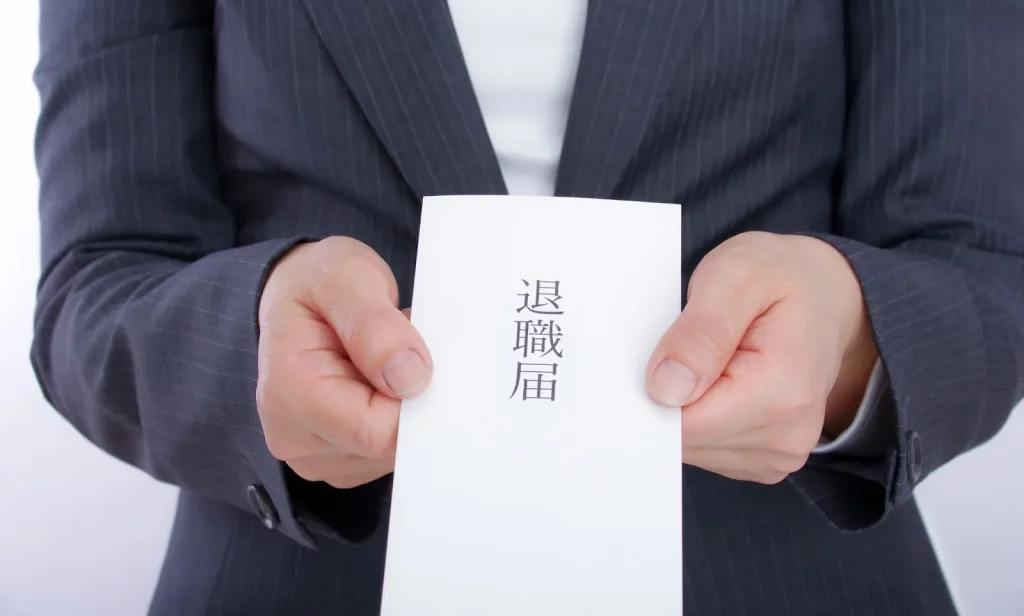 Một người đàn ông đang xem đồng hồ