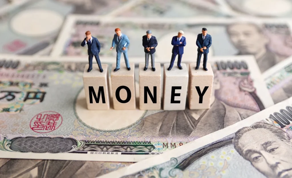 Một người đàn ông đang xem biểu đồ chứng khoán