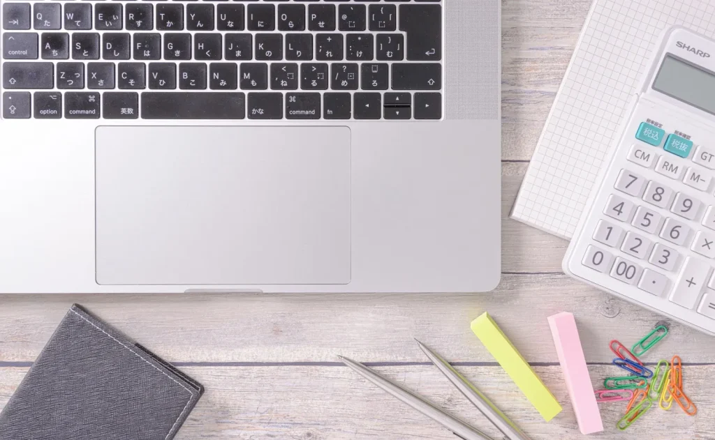 Một phụ nữ đang học tiếng Nhật với sách và máy tính