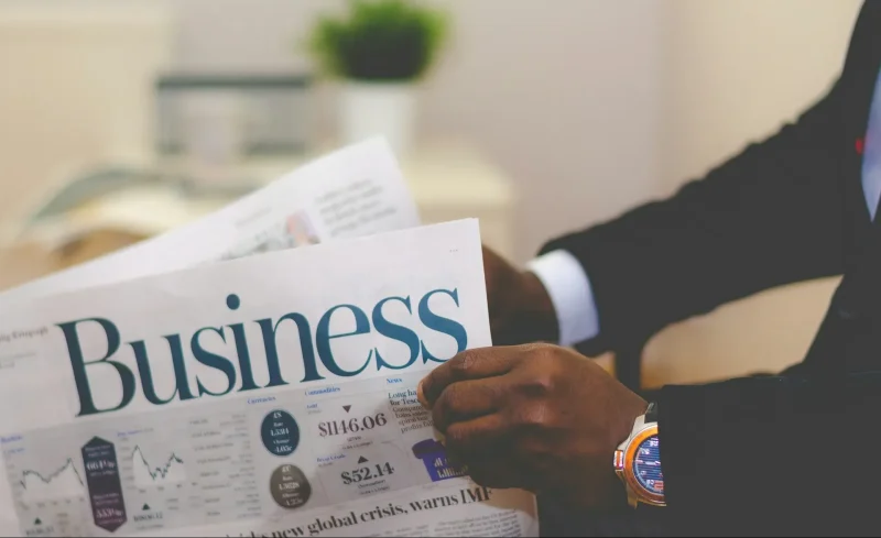 Nhân viên ngành tài chính đang phân tích dữ liệu