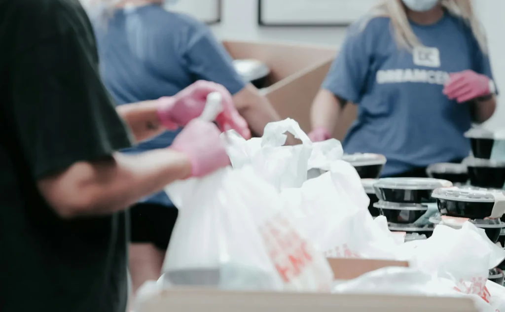 Một người đàn ông đang làm tình nguyện