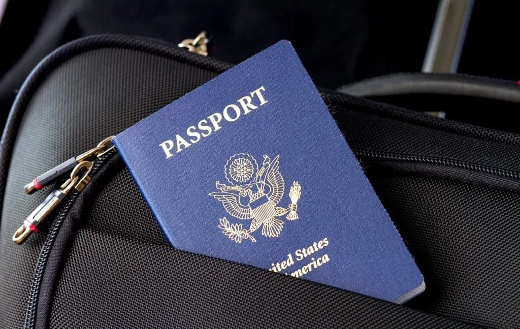 Một người đang xem hộ chiếu và thẻ visa