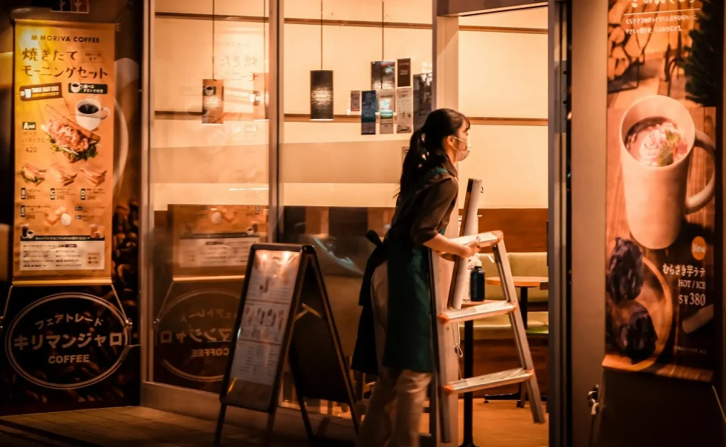 Một người đang làm thêm ở Nhật Bản