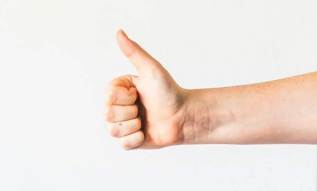 Một ghi chú có chữ 'SUCCESS' với một cây bút trên đó.