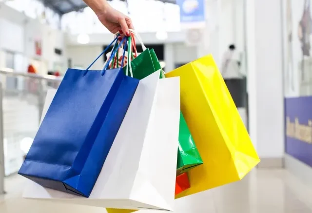 Một người đàn ông đang thanh toán tại cửa hàng