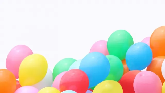 Một cô gái nước ngoài đang nhận sự trợ giúp tại Nhật Bản