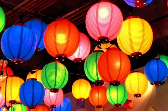 Một nhóm người đang ăn uống ngoài trời