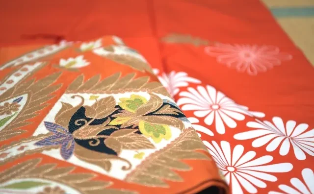 Một người đàn ông đang mặc Kimono