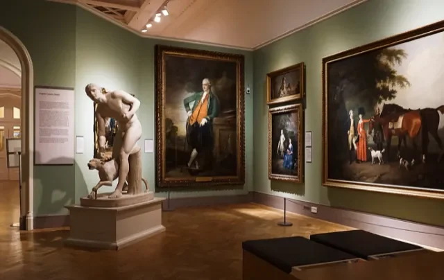 Du khách tham quan bảo tàng