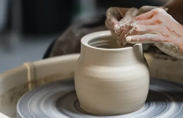 Du khách đang trải nghiệm làm gốm