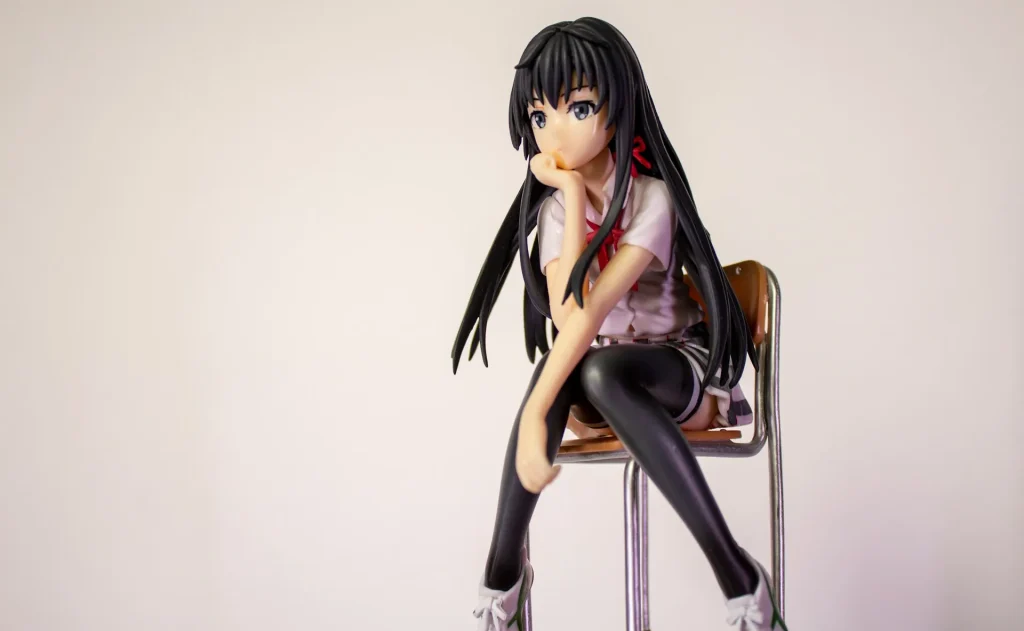 Một người đàn ông đang đọc manga