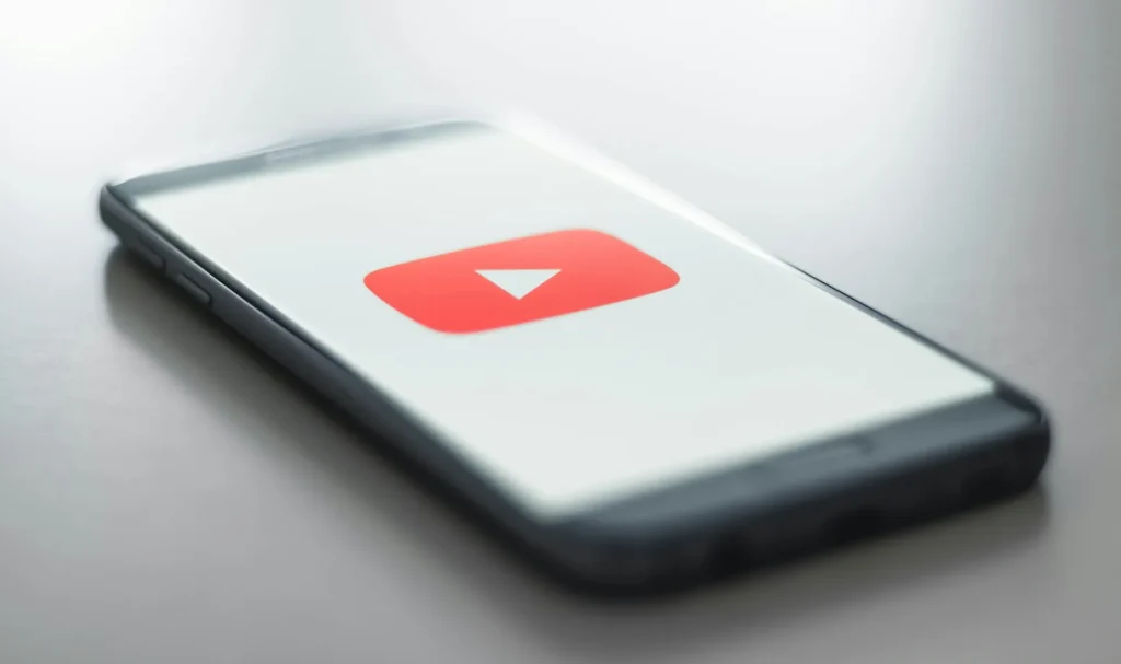 Một người đang xem YouTube để học tiếng Nhật