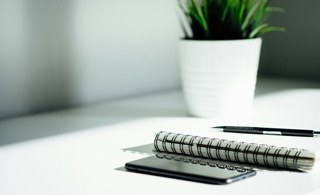 Một người đang xem sách về ngữ pháp tiếng Nhật