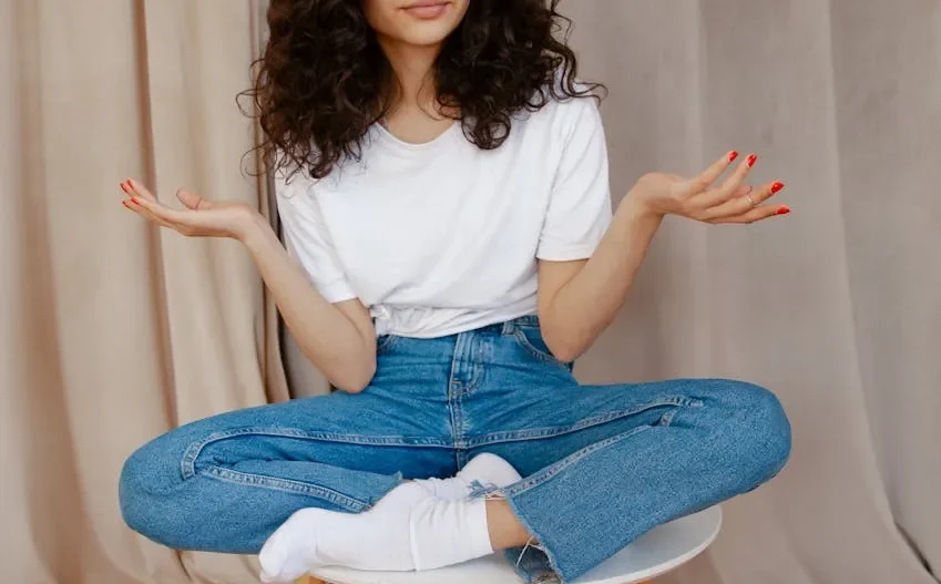 Hình ảnh một người đang nghiên cứu thủ tục Nhập tịch