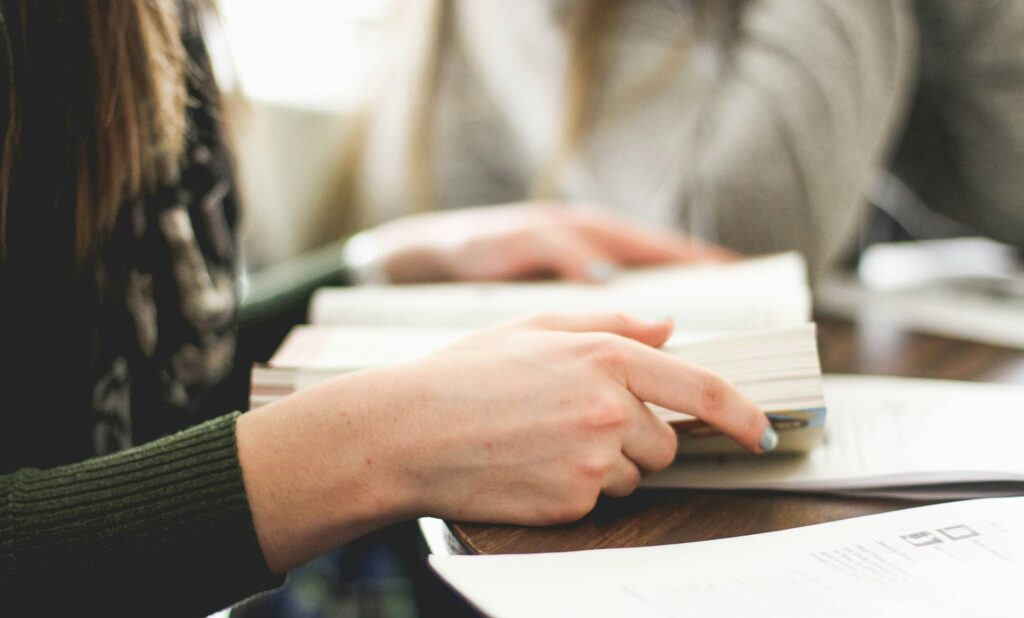 Một người đang đọc sách