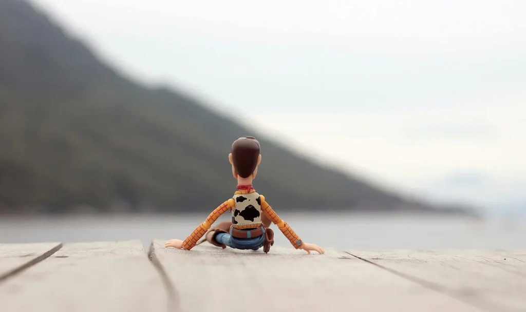 Một người đàn ông đang xem manga