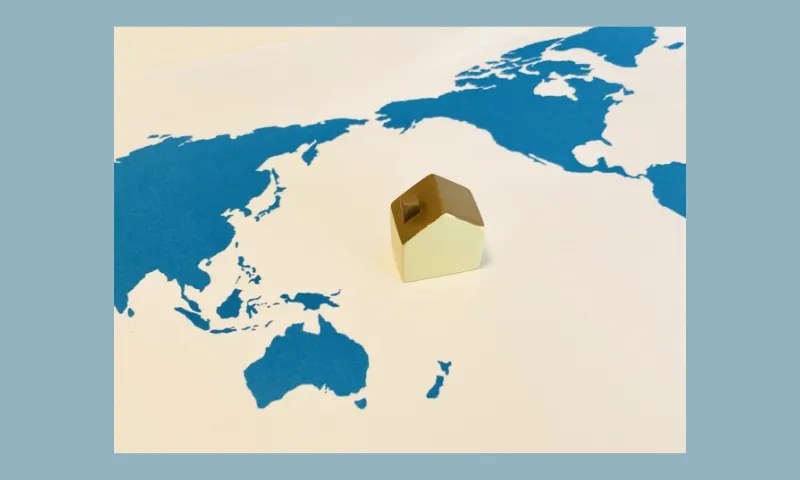 Một người đàn ông đang xem hợp đồng