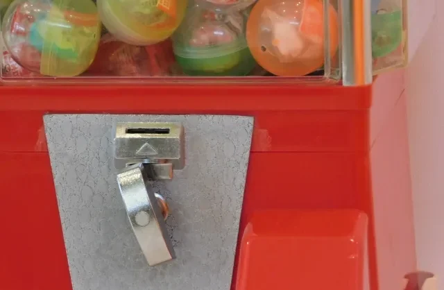 Du khách đang chơi Gacha Gacha