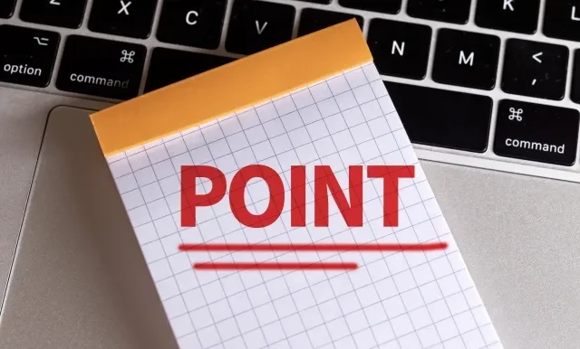 Một người đàn ông đang xem thẻ cư trú