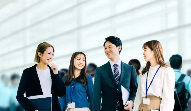 Một người đàn ông nước ngoài đang họp tại Nhật Bản