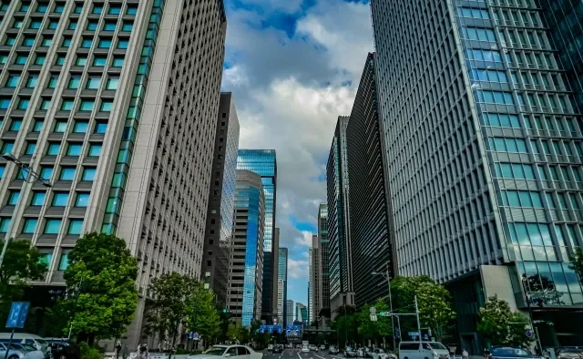 Một đội ngũ đa quốc tịch làm việc