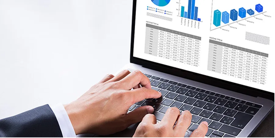 Một người đàn ông đang xem hồ sơ xin việc