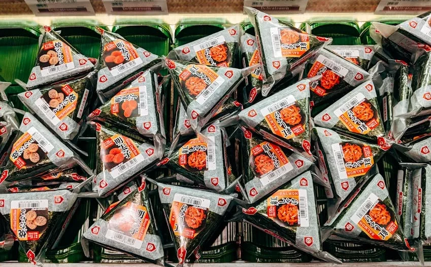 Một người đang ăn ngoài