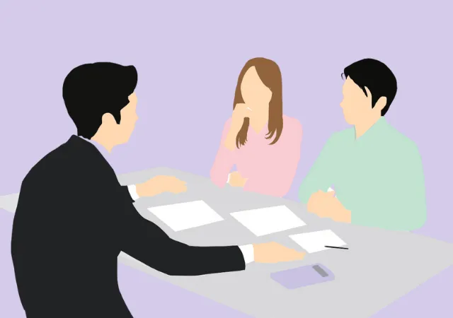 Một người phụ nữ đang xem tài liệu vay vốn