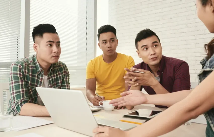 Một bức tường chia cắt hai nền văn hóa