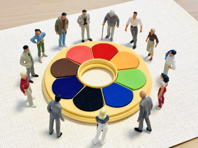 Một nhóm người đa quốc tịch đang giao lưu