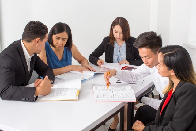 Một người phụ nữ đang vui vẻ học Anh văn