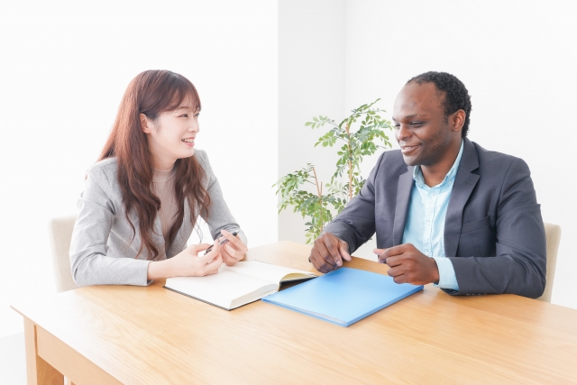 Một nhóm người đa quốc tịch đang trò chuyện