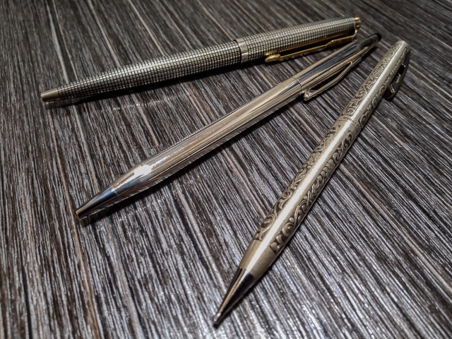 Nhiều loại bút viết nhiều màu sắc