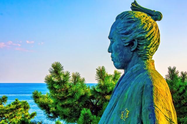 Một Samurai đang cưỡi ngựa