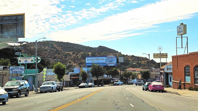 Một người đang điền vào hồ sơ xin việc (Rirekisho) của Nhật Bản