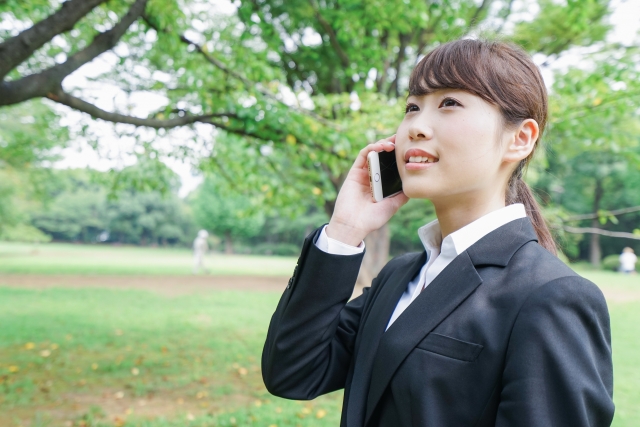 Một người đang sử dụng điện thoại thông minh