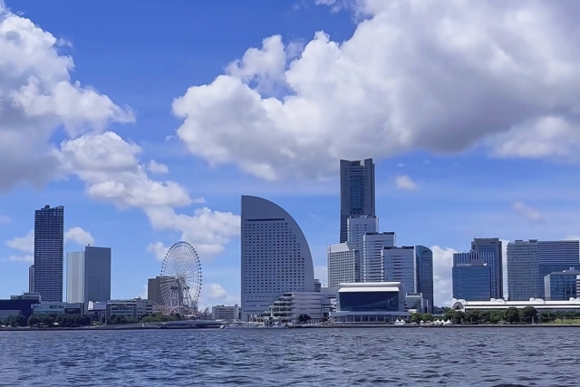 Một nhóm doanh nhân đang đi bộ trong một tòa nhà văn phòng